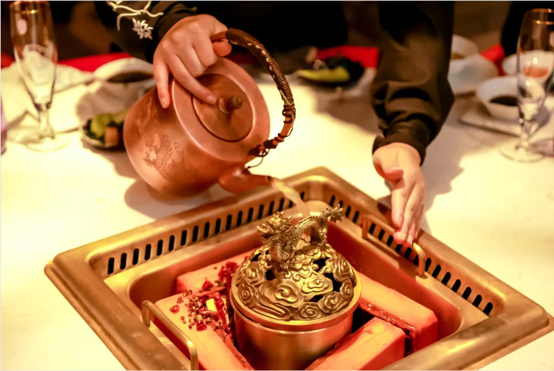 火鍋“新物種”強(qiáng)勢(shì)崛起！“發(fā)酵鍋底”正在升級(jí)火鍋賽道
